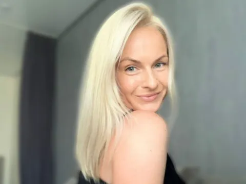 Führen Sie einen Live-Chat mit Webcam-Model AliceeGrace