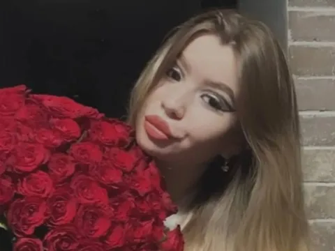Have a live chat with webcam model DianaMile