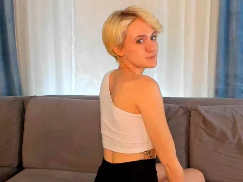 amateur sex model LynnaColeson